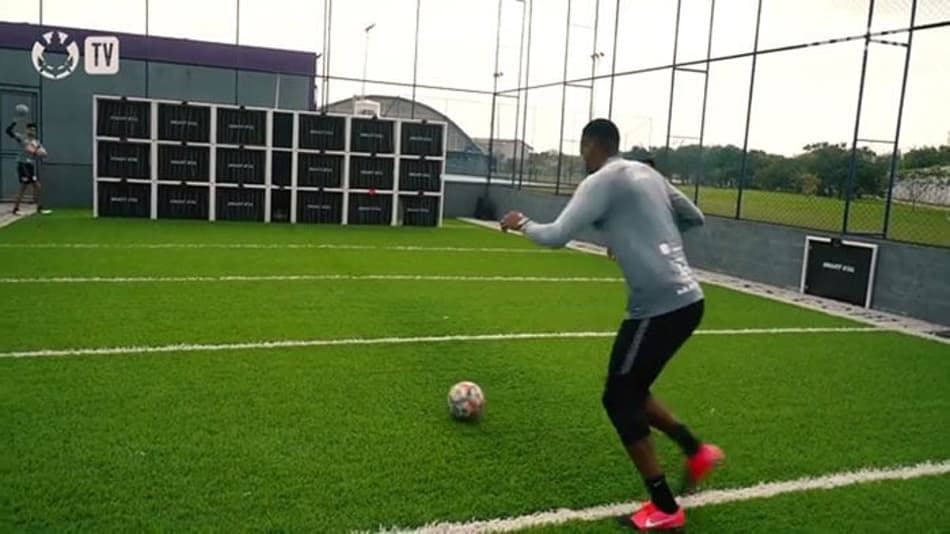 VÍDEO: Atacante Jô testa a pontaria em treino do Corinthians