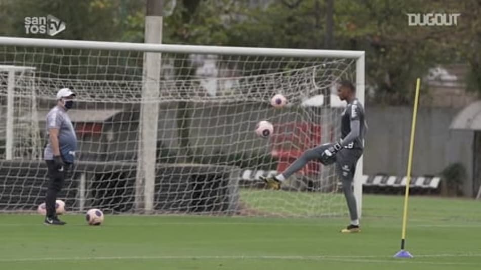 VÍDEO: Goleiros do Santos mostram habilidade com os pés em treino