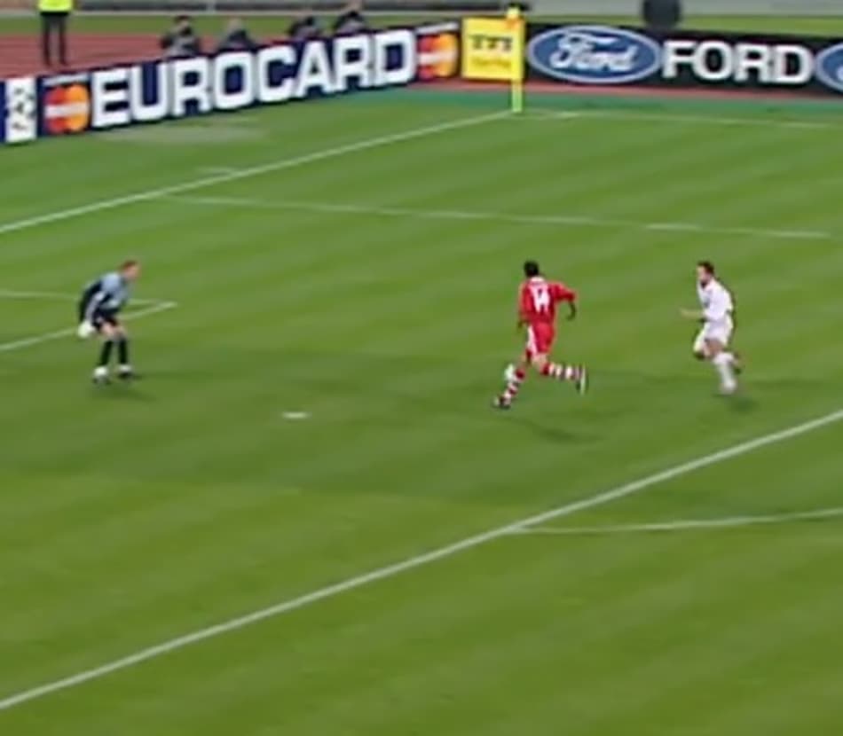 Após aposentadoria, Claudio Pizarro ganha homenagem da UEFA