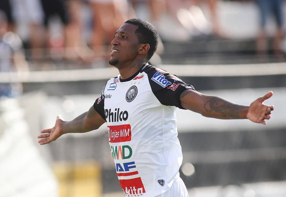 Na expectativa do retorno, Douglas Coutinho relembra desempenho positivo antes da pausa