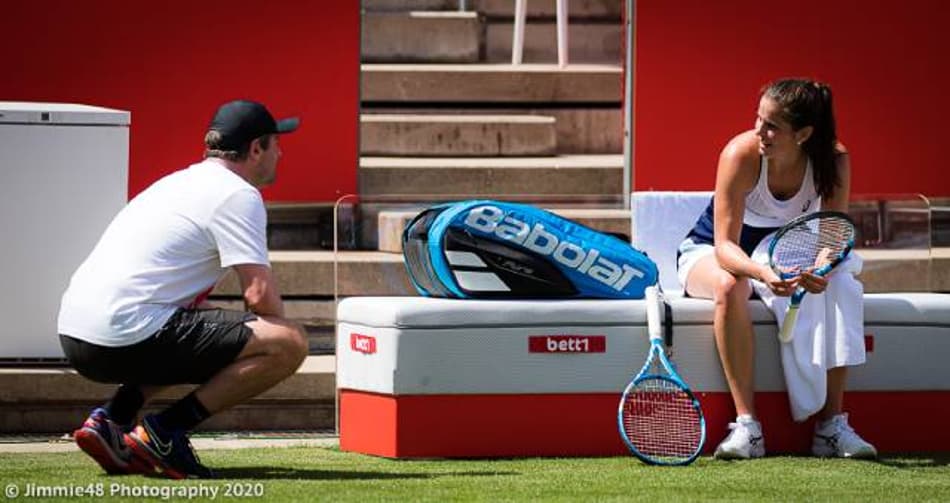 Raemon Sluiter instrui Julia Goerges com distanciamento social em Berlim