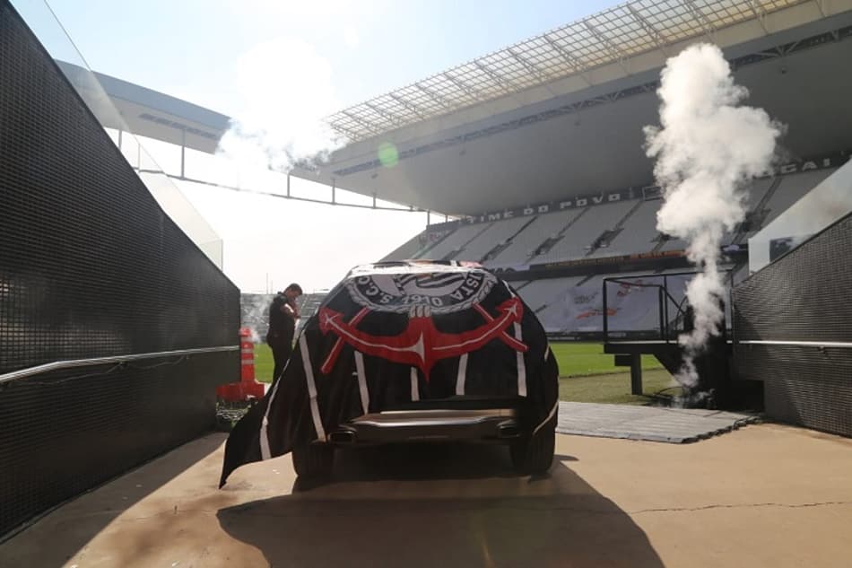 Veja como foi o drive-thru da Arena para retirada da nova camisa do Corinthians