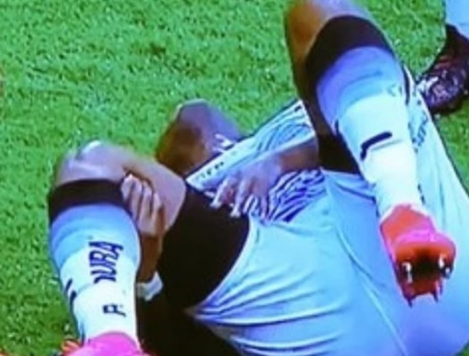 Cenas fortes! Jogador sofre grave lesão após dividida com Eduardo Vargas; Assista