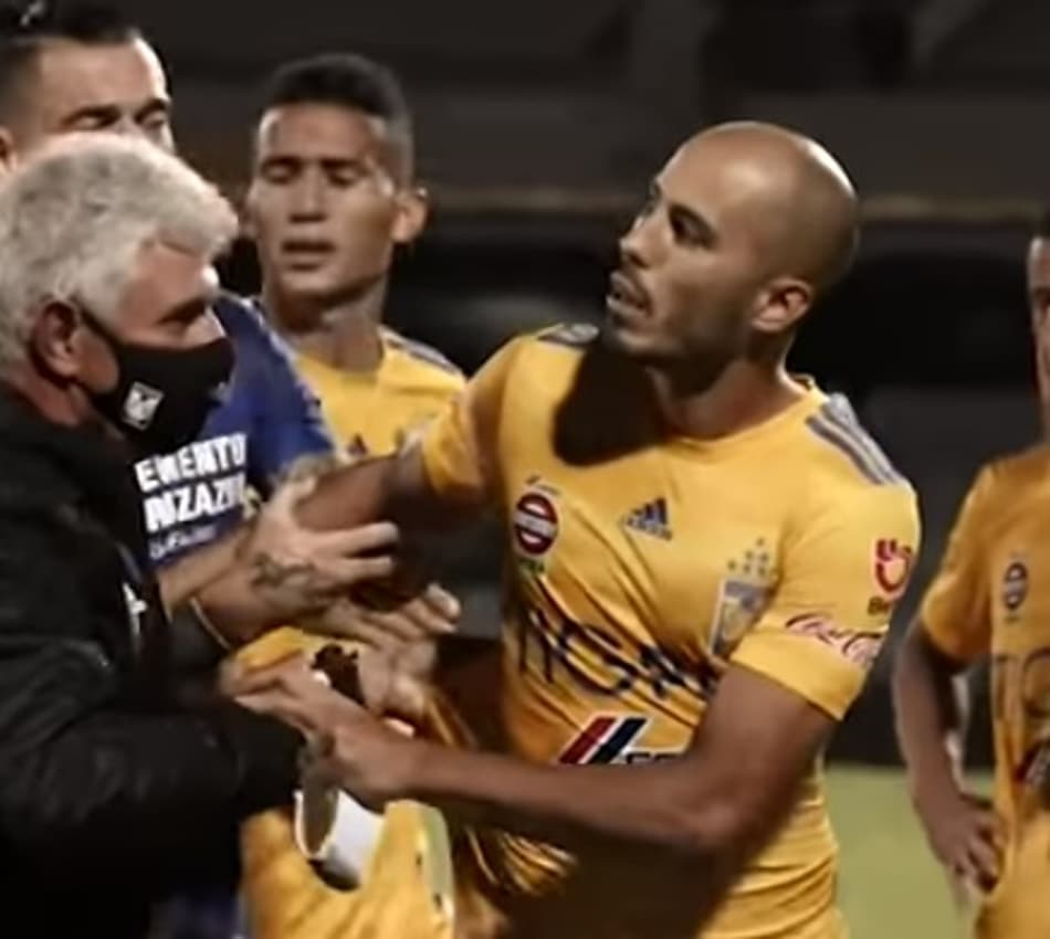 Barraco! Após discussão na disputa de pênaltis, jogador avança em técnico rival; Veja