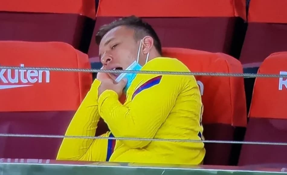 Mundo Deportivo: ‘Arthur não se mostrou profissional no Barcelona’