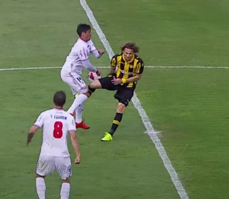 Após cinco anos, Forlán recebe perdão de rival por entrada criminosa; Veja