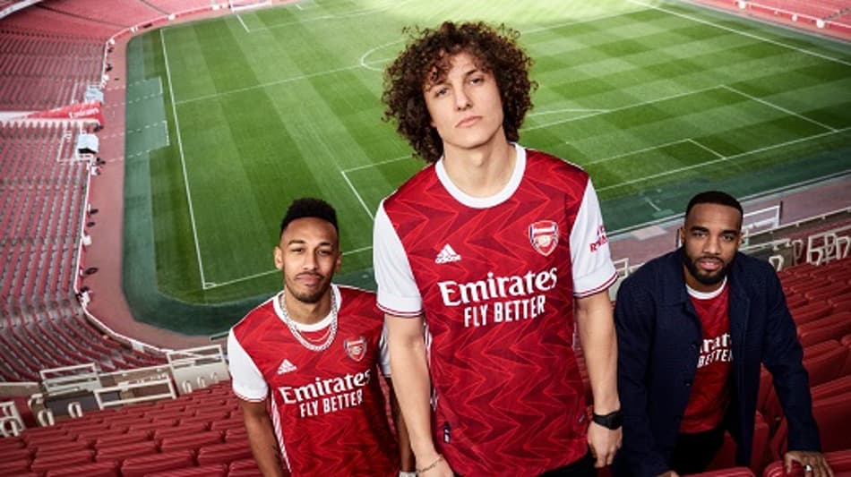 Com David Luiz, Arsenal divulga novo uniforme para 2020/21. Assista