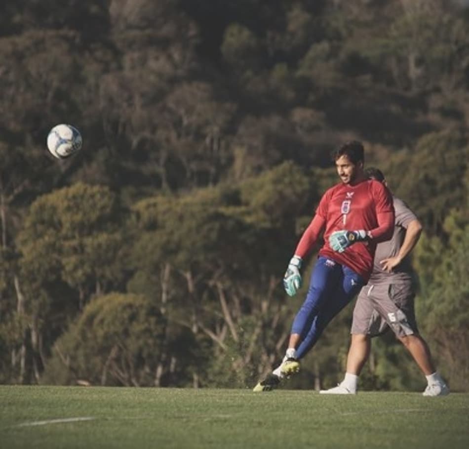 Após falha, goleiro do Paraná ganha ajuda do técnico Allan Aal