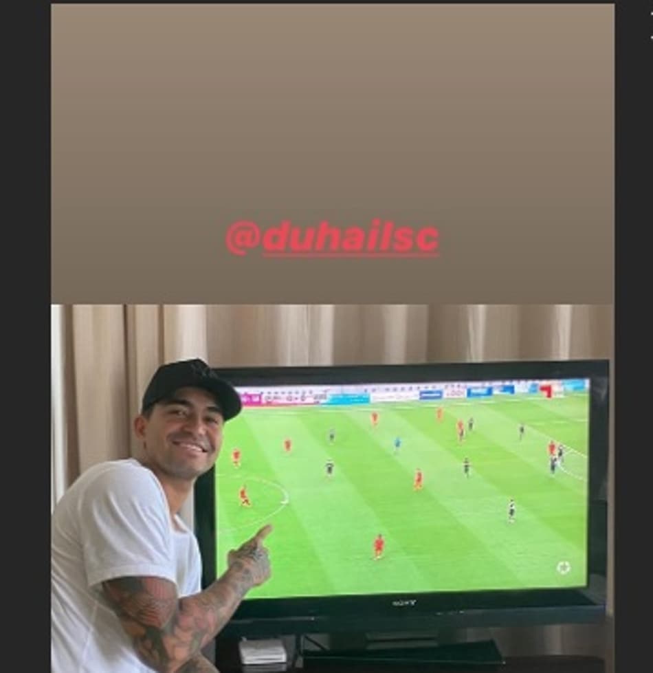 E o Palmeiras? Dudu assiste jogo do novo time e vibra com gol