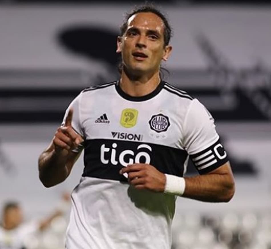 Paraguaio: Com gol de ex-Santos, Olimpia mantém perseguição ao líder