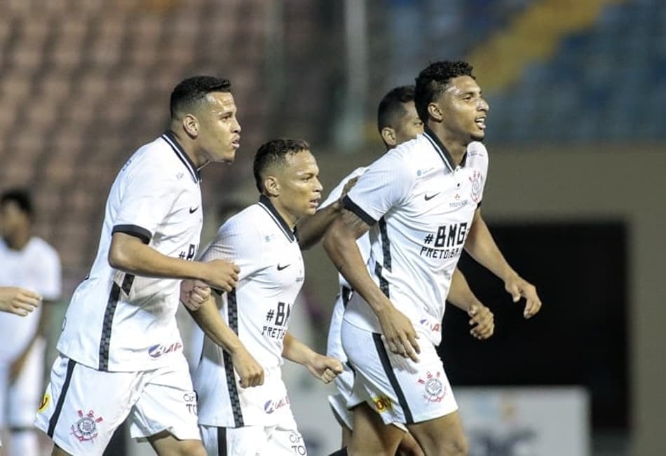 Invicto e sem ser vazado, Corinthians fortalece a defesa para levar a vaga