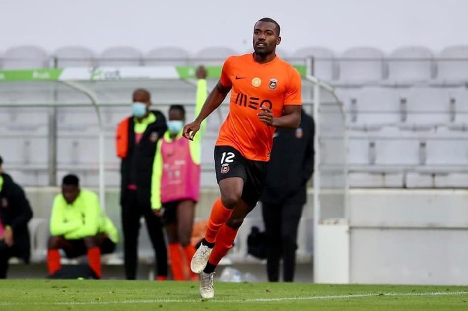 Lateral do Rio Ave completa um mês de cirurgia na fíbula e vibra com vaga na Liga Europa