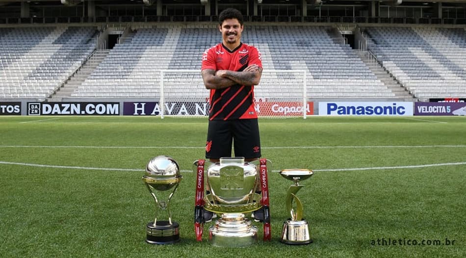 Márcio Azevedo e os troféus que conquistou no Athletico-PR