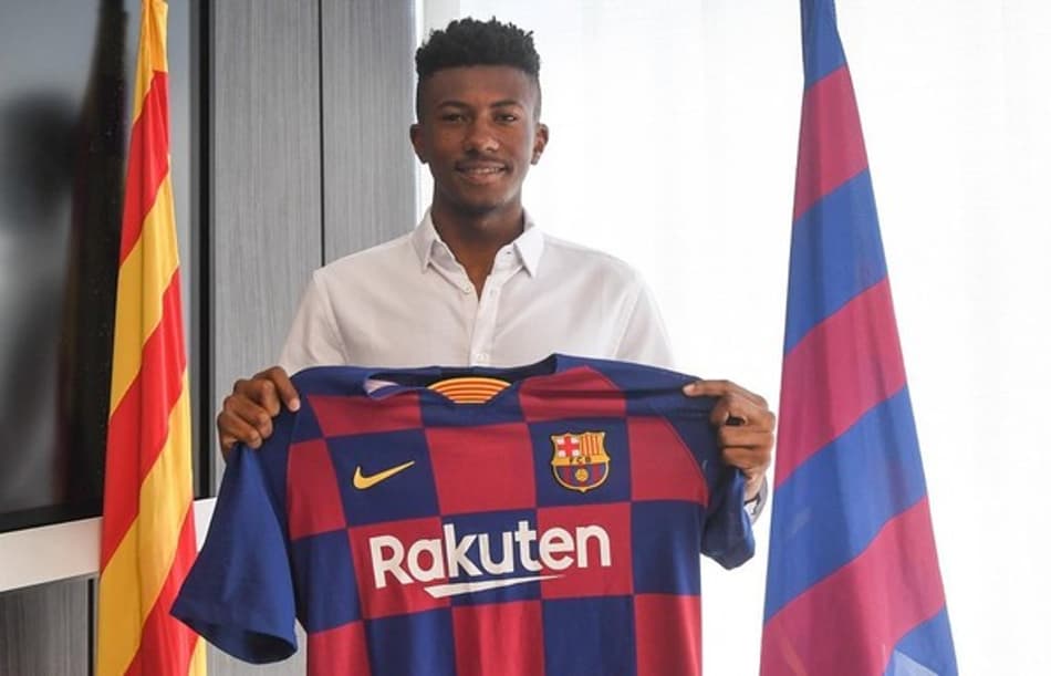 Jovem zagueiro do Barcelona comenta sobre relação com astros