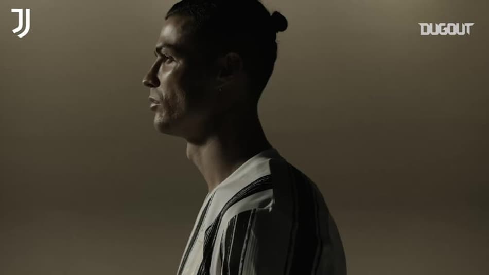 Com Cristiano Ronaldo e Dybala, Juventus apresenta nova camisa
