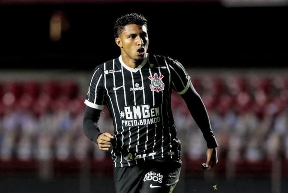 Éderson comemora segundo gol consecutivo pelo Corinthians