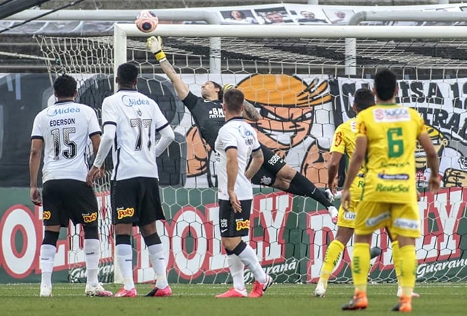 Éderson e Cássio pregam humildade em busca do título para o Corinthians