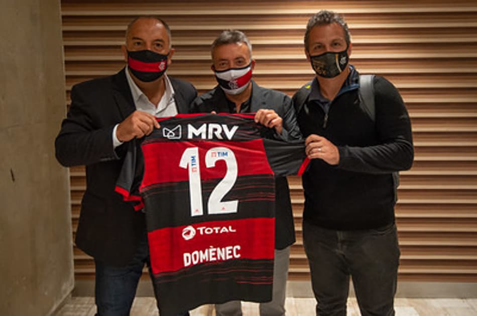 VÍDEO: Torrent recebe camisa do Flamengo após desembarque no Rio