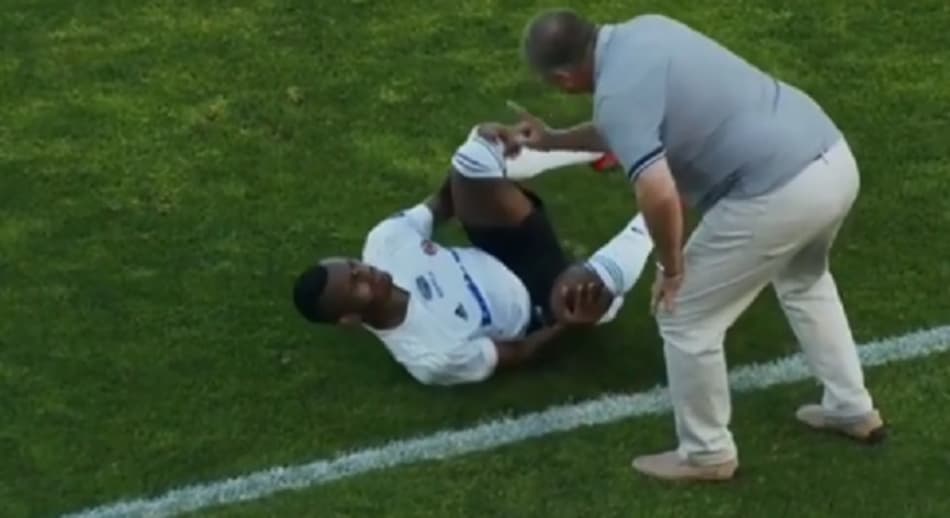 Na Europa, ex-Palmeiras tenta drible que rende bronca do próprio técnico