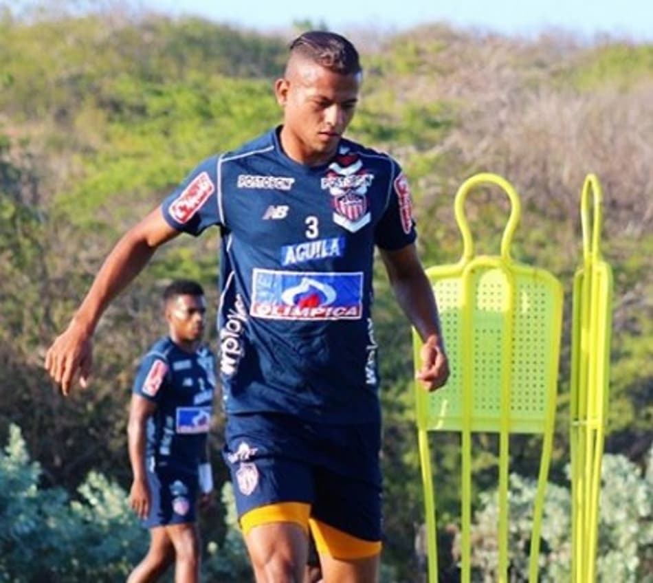 Zagueiro colombiano é negociado com time do Brasil por bolada de dinheiro, informa repórter