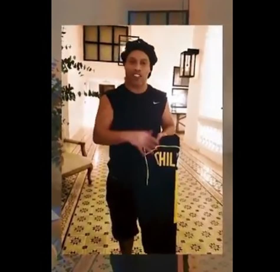 Ronaldinho recebe presente especial de ídolo do futebol