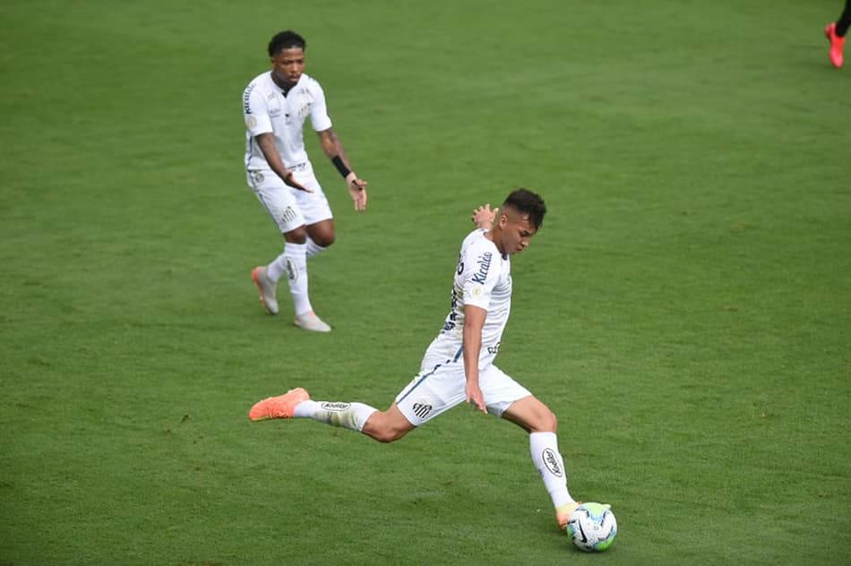 Kaio Jorge avalia postura do Santos no comando de Cuca: ‘Um pouco diferente’
