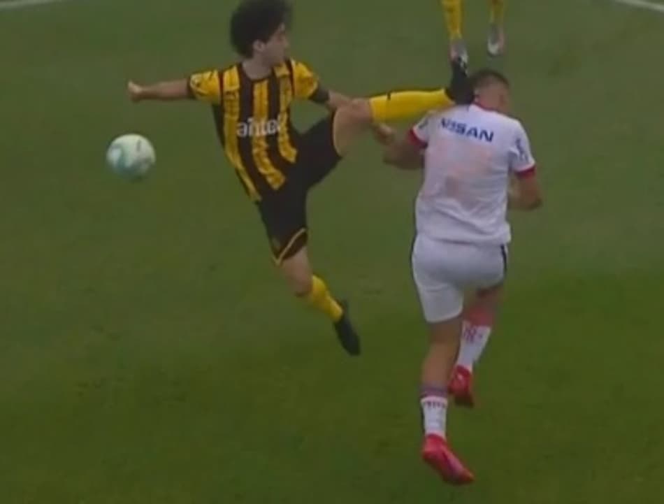 Voadora no rival marca o clássico entre Peñarol e Nacional; Veja