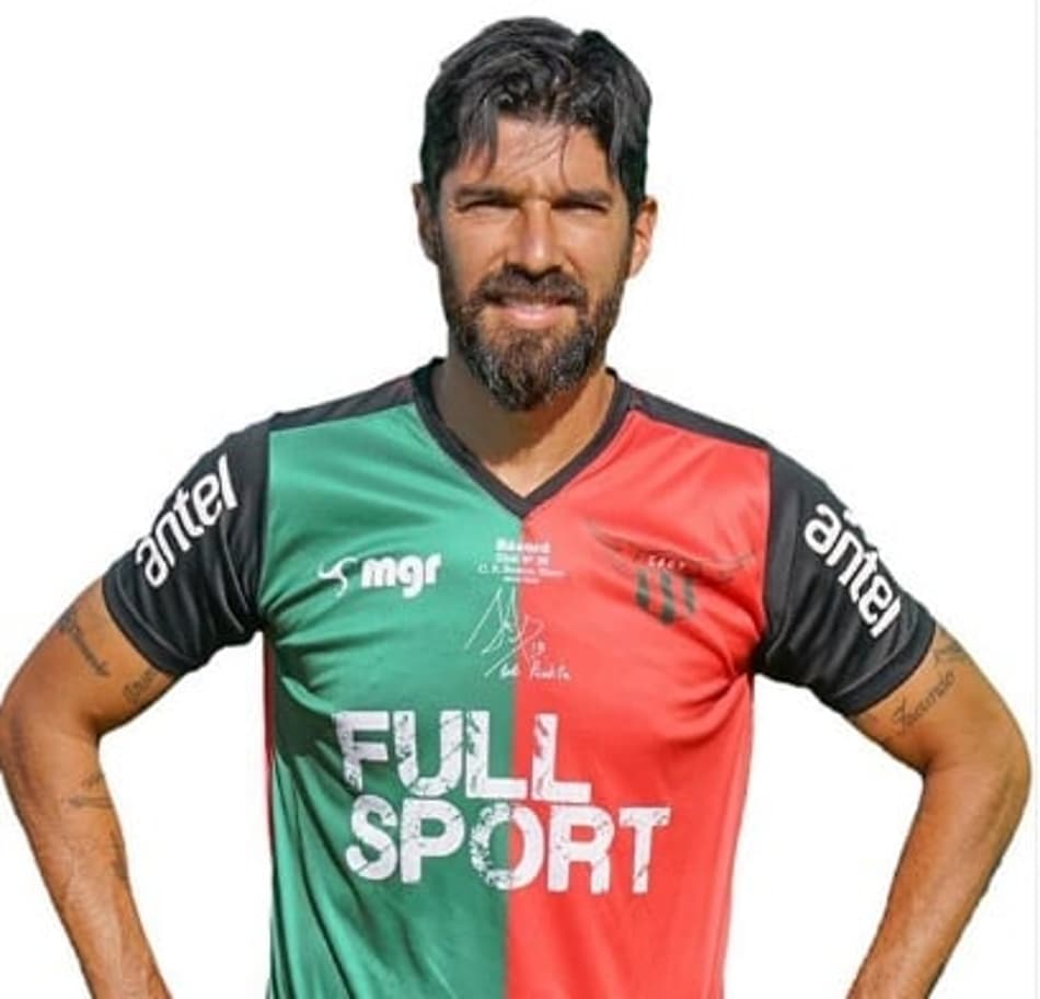 Loco Abreu deixa cargo de técnico e vira atacante em jogo no Uruguai