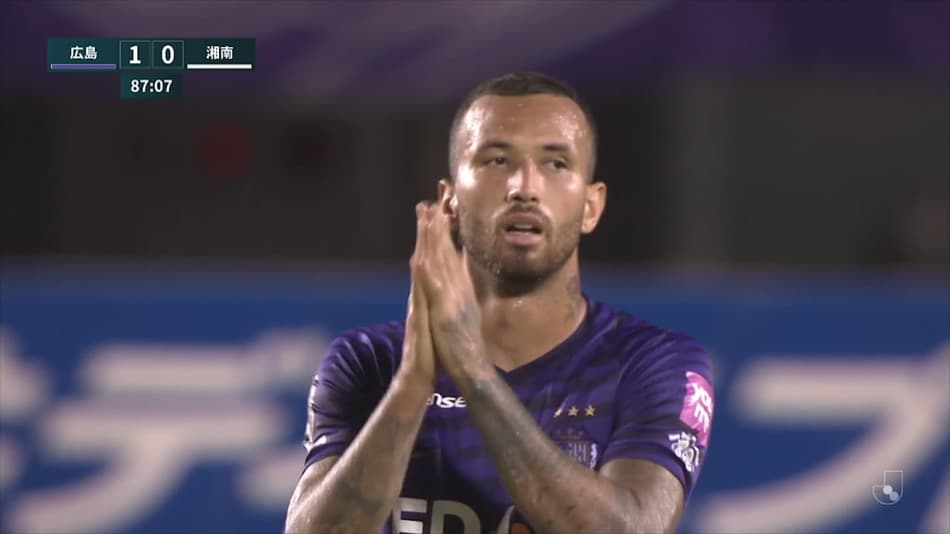 VÍDEO! Ex-Palmeiras, Leandro Pereira quase marca golaço do meio de campo no Campeonato Japonês