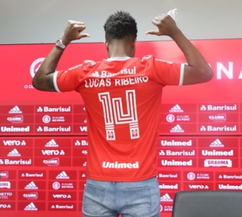 Lucas Ribeiro é apresentado no Inter e espera ajudar Coudet