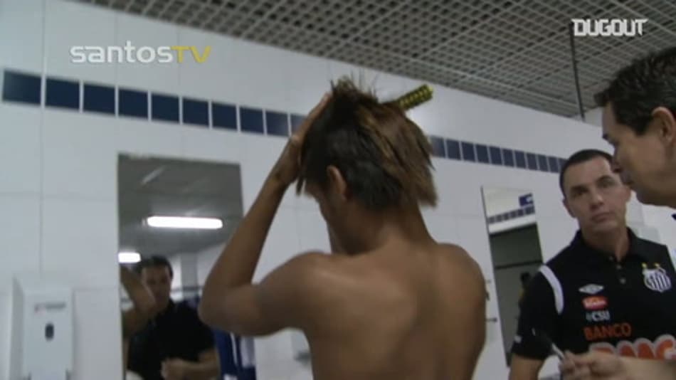 Tem moicano hoje? Lembre como Neymar fazia o penteado no Santos