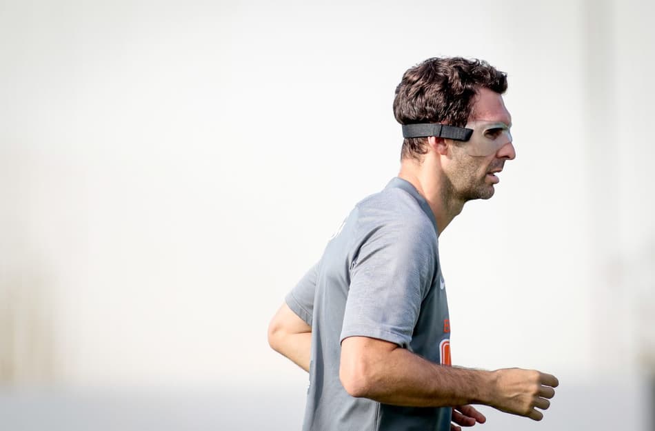 Com máscara, Boselli volta a treinar com o grupo após fratura na face
