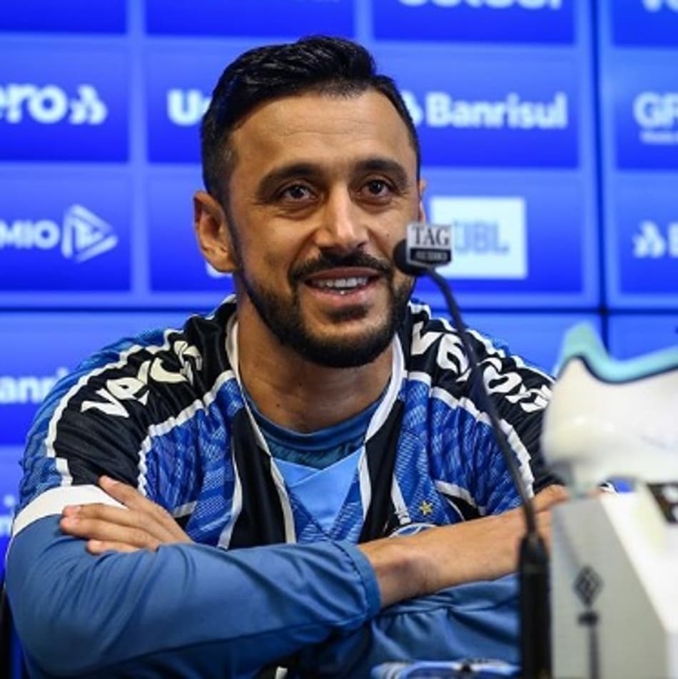 Confiante, Robinho é apresentado como novo reforço do Grêmio