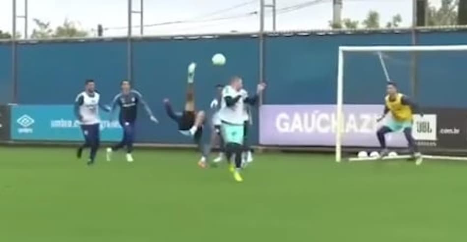VÍDEO: Diego Souza faz golaço de bicicleta em treino do Grêmio. Veja!