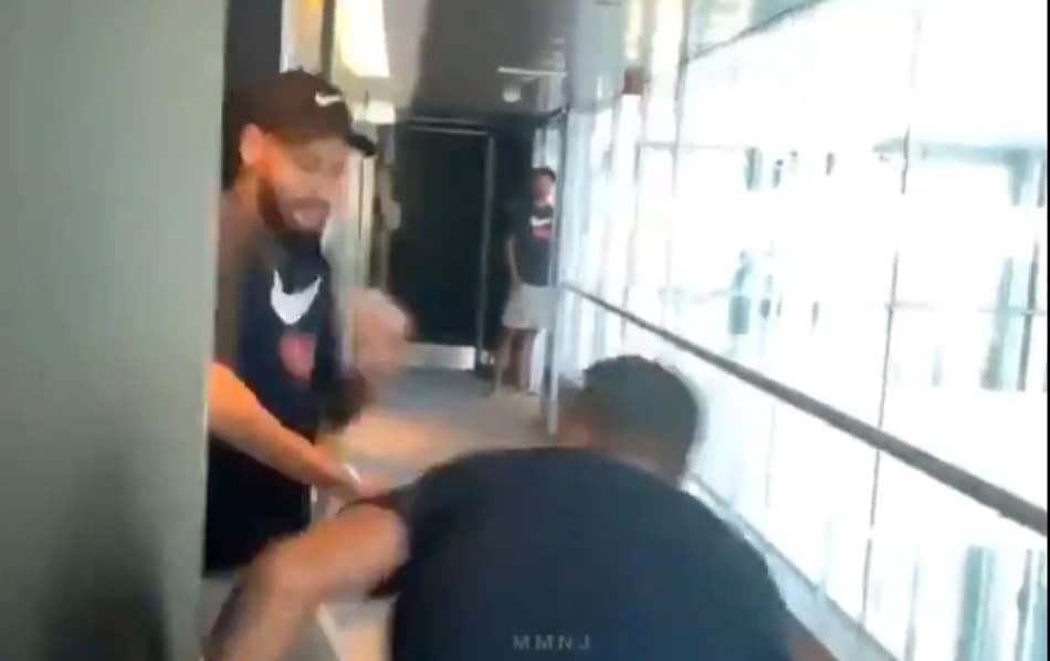 Thiago Silva ‘trolla’ Neymar, que pula assustado; veja o vídeo