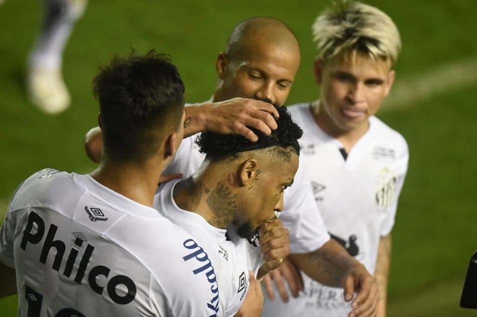 Veja os gols do Santos na vitória sobre o Athletico-PR na Vila Belmiro