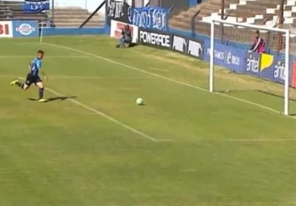 Atacante perde gol épico em jogo do Campeonato Uruguaio
