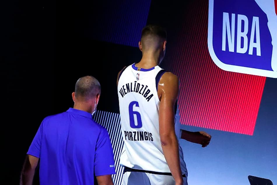 Com arbitragem confusa, Clippers bate Mavs na abertura dos playoffs da NBA