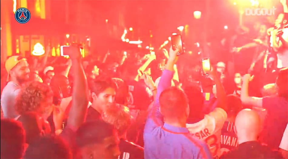 VÍDEO: Torcida do PSG lota as ruas e vai à loucura em Paris após vaga na final da Champions League