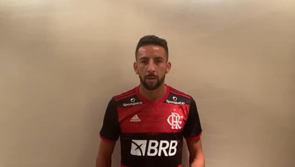 Flamengo anuncia o lateral-direito Mauricio Isla, novo camisa 44