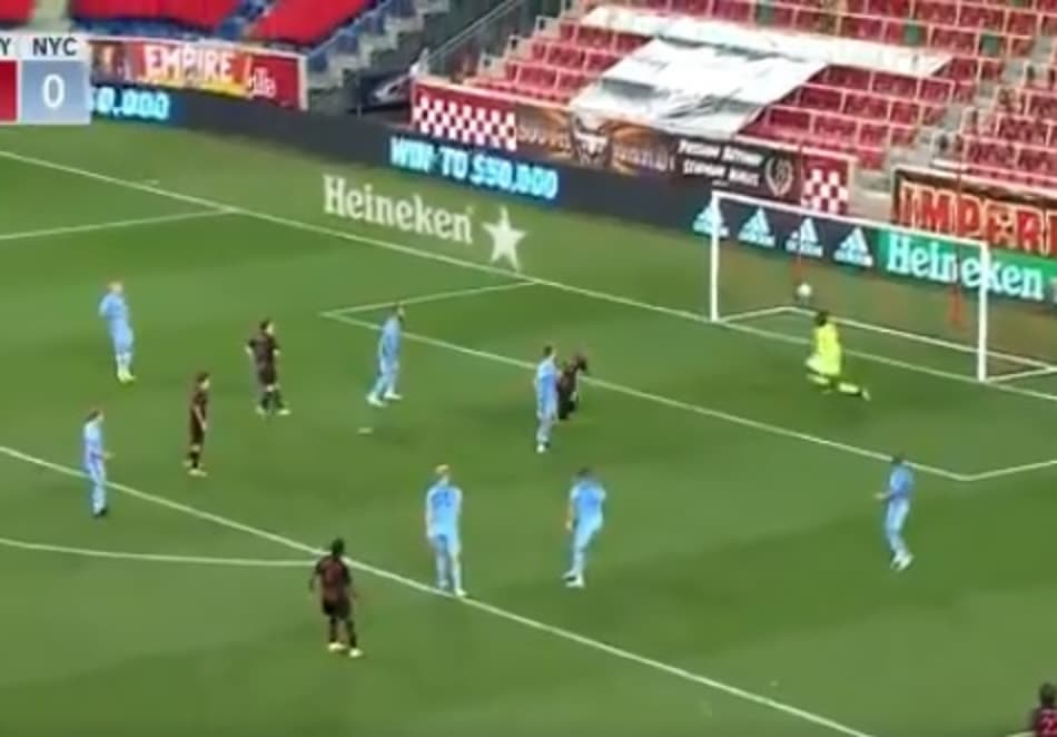 VAR salva juiz em frango do goleiro na MLS; Assista