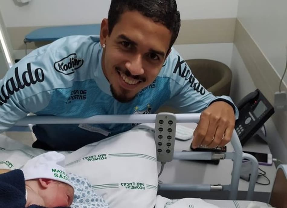 Filha do zagueiro Lucas Veríssimo nasce um dia antes do clássico