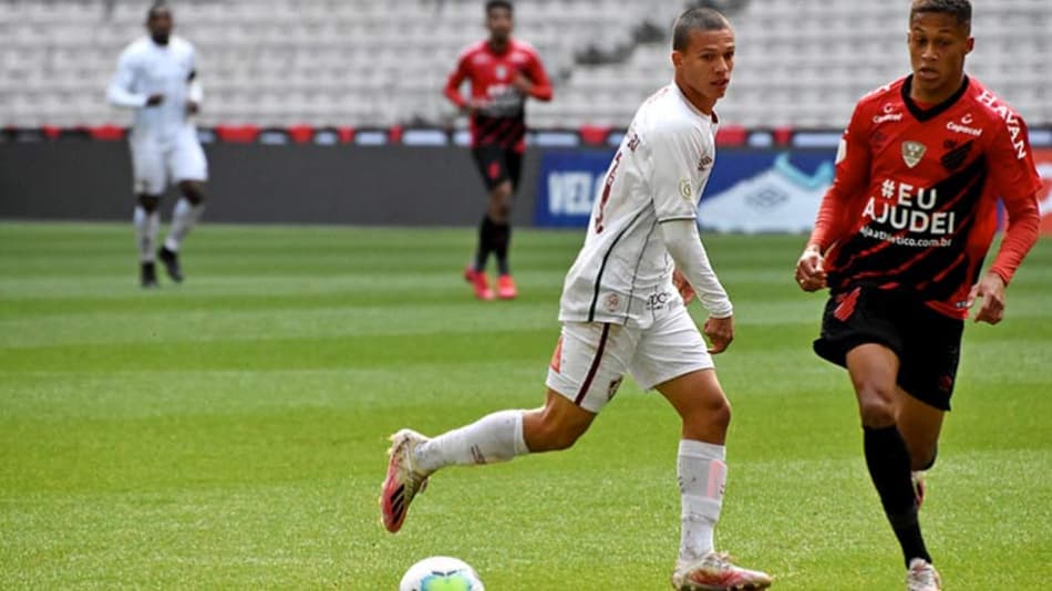 Calegari surge como uma boa opção para a lateral-direita do Fluminense