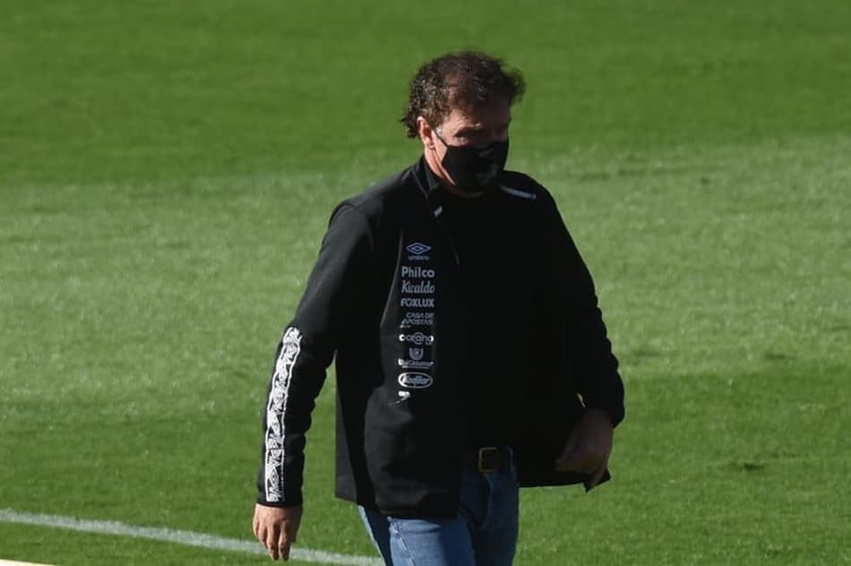 Cuca explica como ajudou o Santos a ‘virar o jogo’ nos casos envolvendo Éverson e Sasha