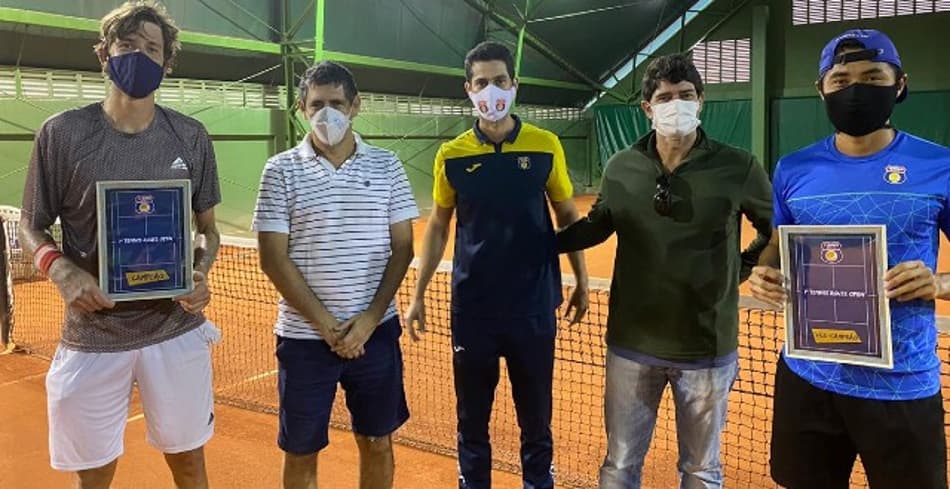 Christian Lindell de cinza, Duda Matos de azul e amarelo e Pedro Sakamoto de azul