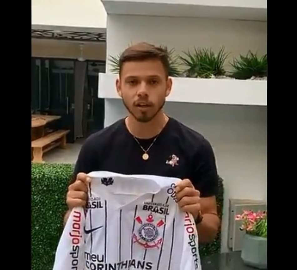 Ángel Romero doa camisa do último jogo pelo Corinthians