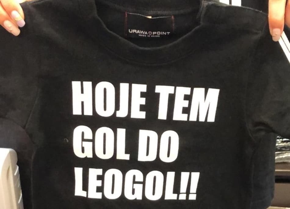 Artilheiro ex-Corinthians e Santos ganha homenagem em camiseta no Japão