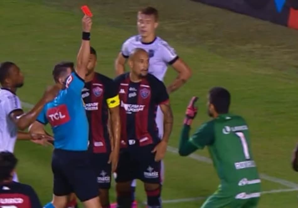 Jonathan Bocão lamenta expulsões e eliminação do Vitória
