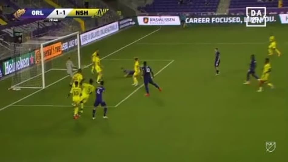 VÍDEO: Atacante faz gol quase deitado em vitória do Orlando City na MLS; assista!