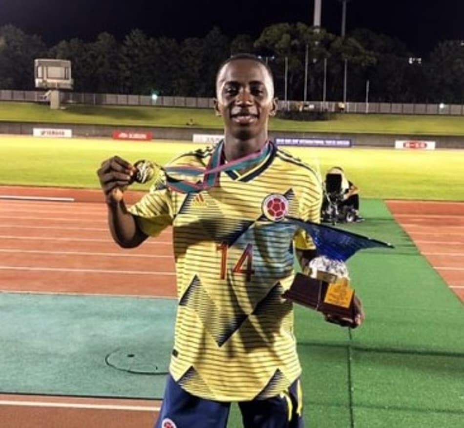 Joia do futebol colombiano perto de defender gigante do continente